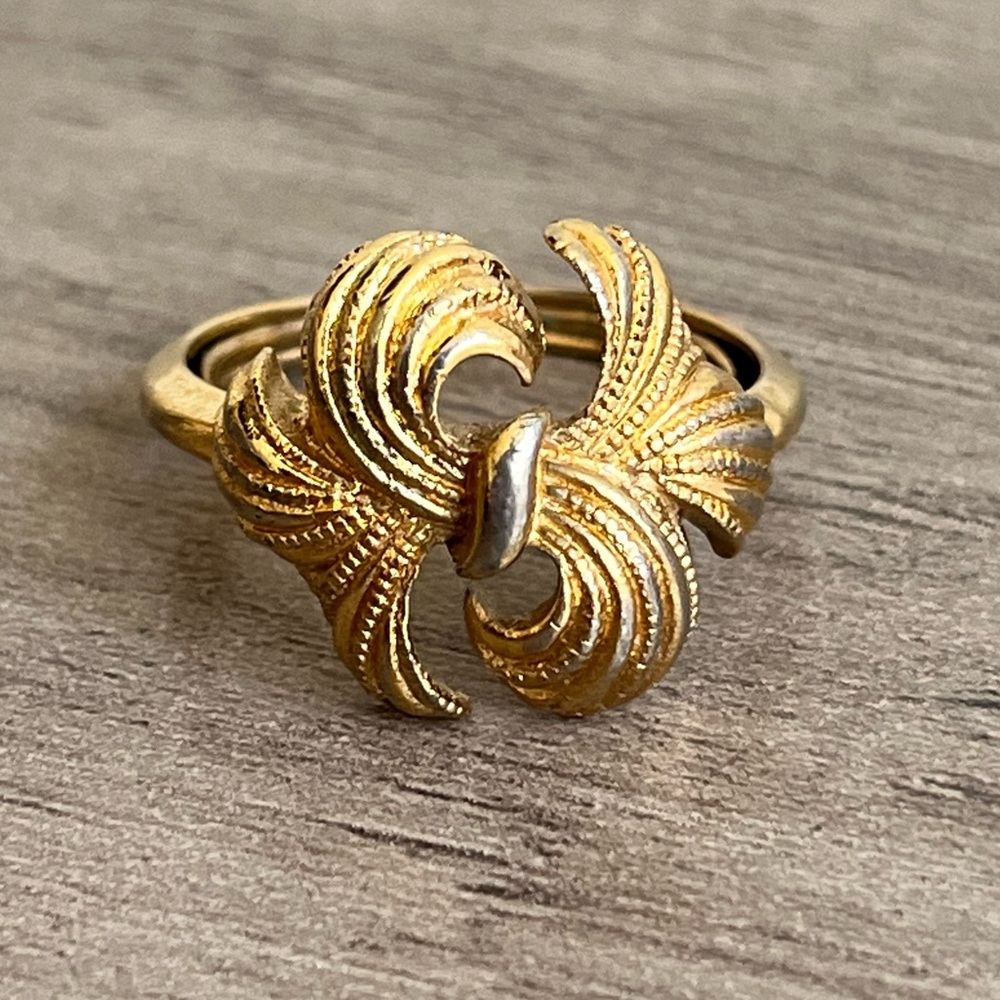 Vintage Avon 1975 Whirlwind Bow Ribbon Tie Textured Gold Swirl Ring - Size 7